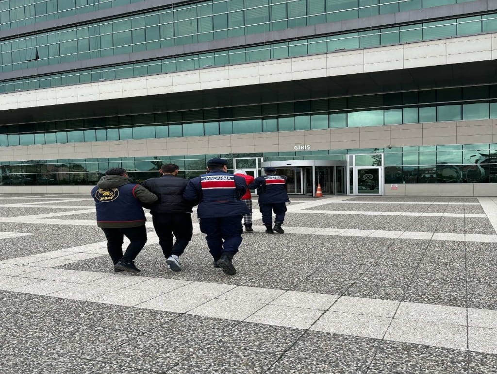 Evde buldukları her şeyi çaldılar: 2 tutuklama
