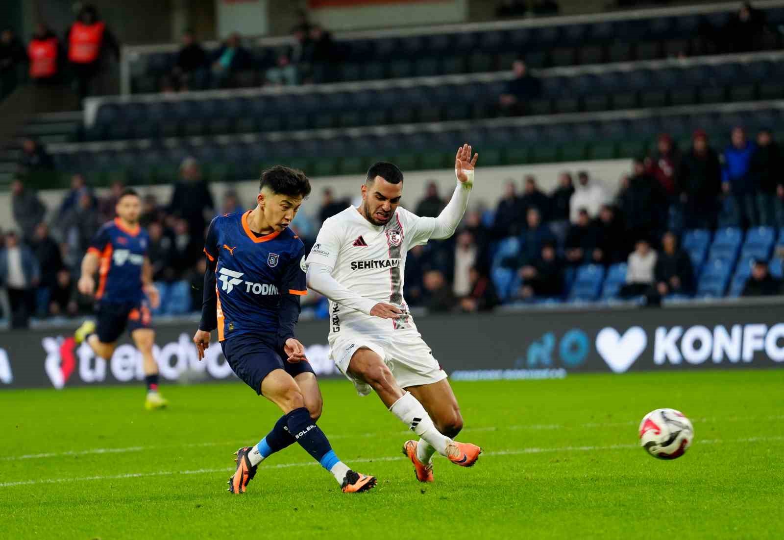 Trendyol Süper Lig: RAMS Başakşehir: 2 - Gaziantep FK: 1 (İlk yarı)