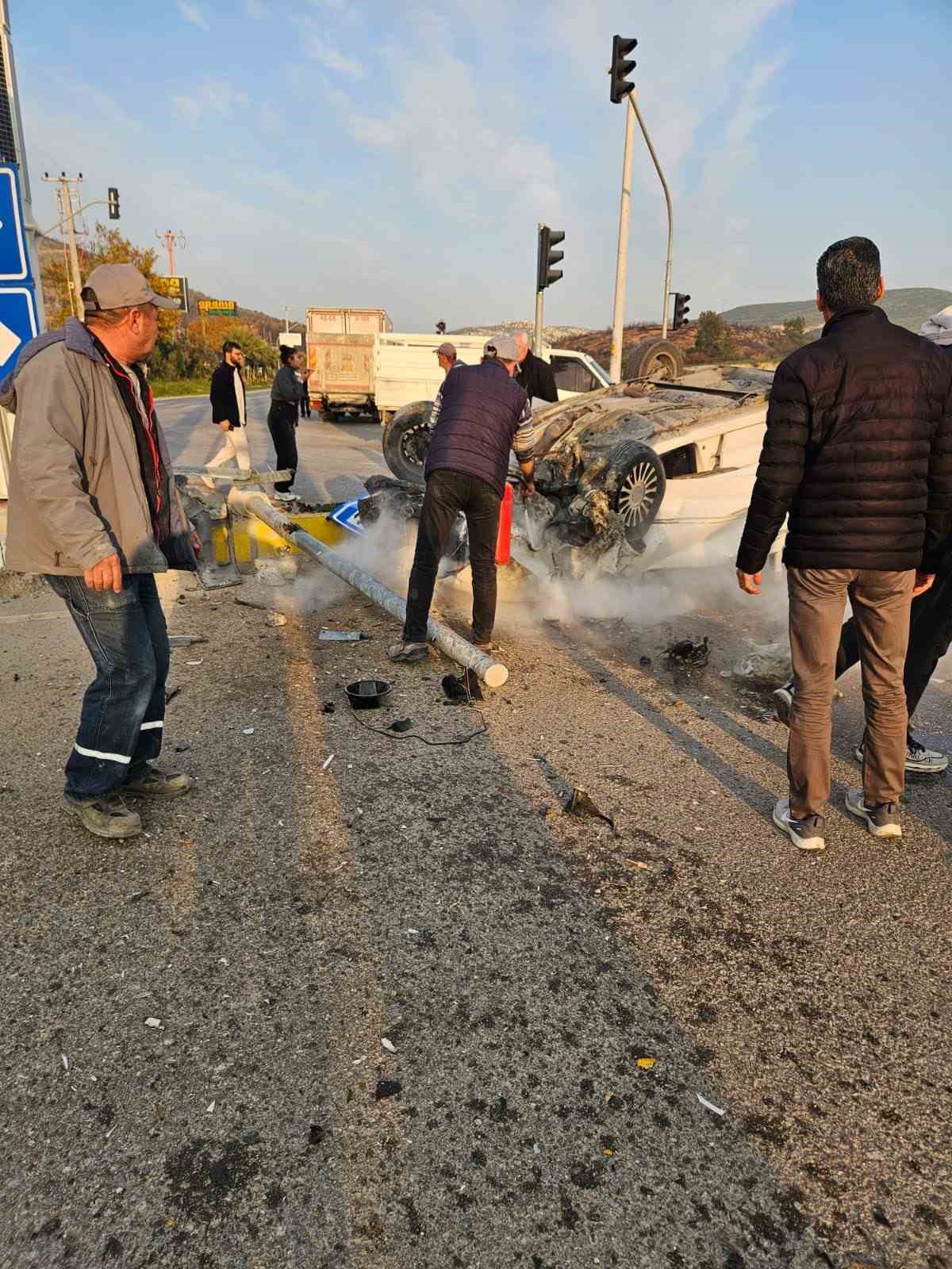 Takla atarak hurdaya dönen araçta gelin ve kaynana yaralandı