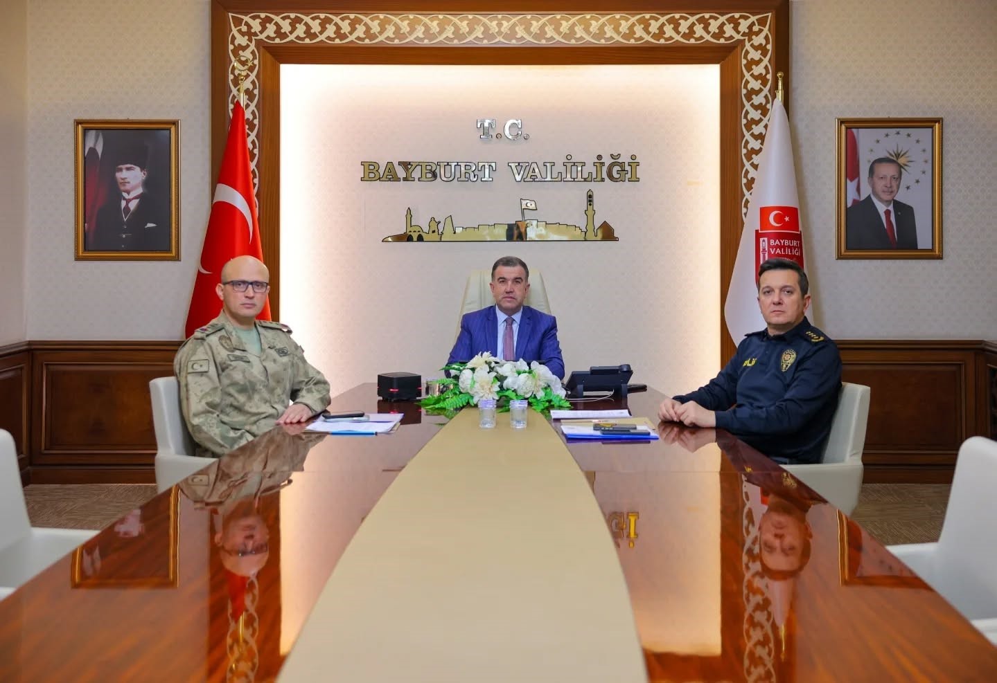 Vali Eldivan, İçişleri Bakanı Yerlikaya başkanlığındaki yeni yıl tedbirleri toplantısına katıldı