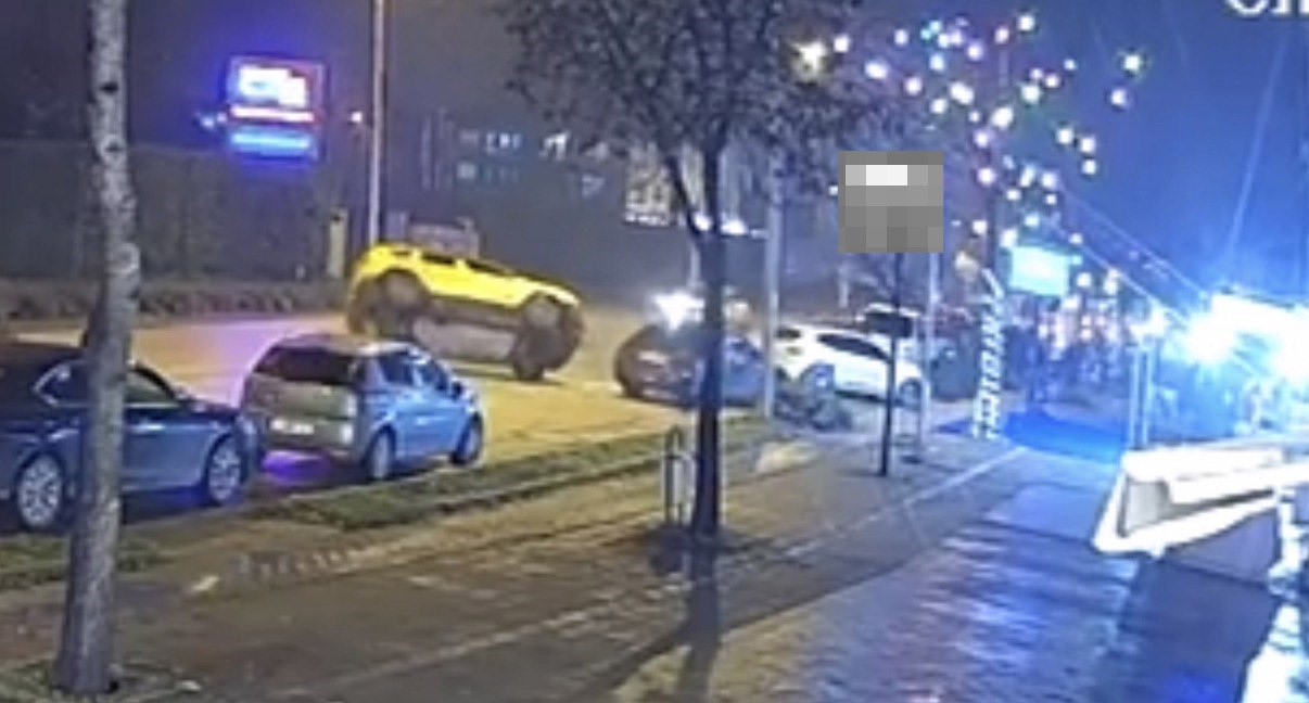 Taksi park halindeki otomobile çarpıp yan yattı