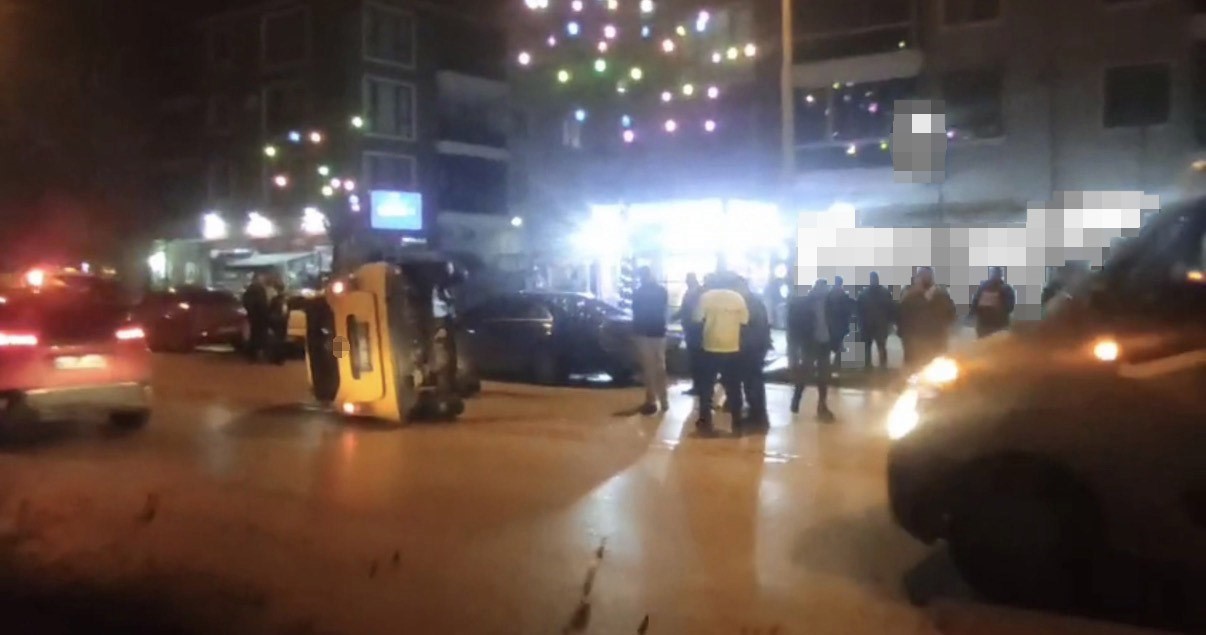 Taksi park halindeki otomobile &ccedil;arpıp yan yattı
