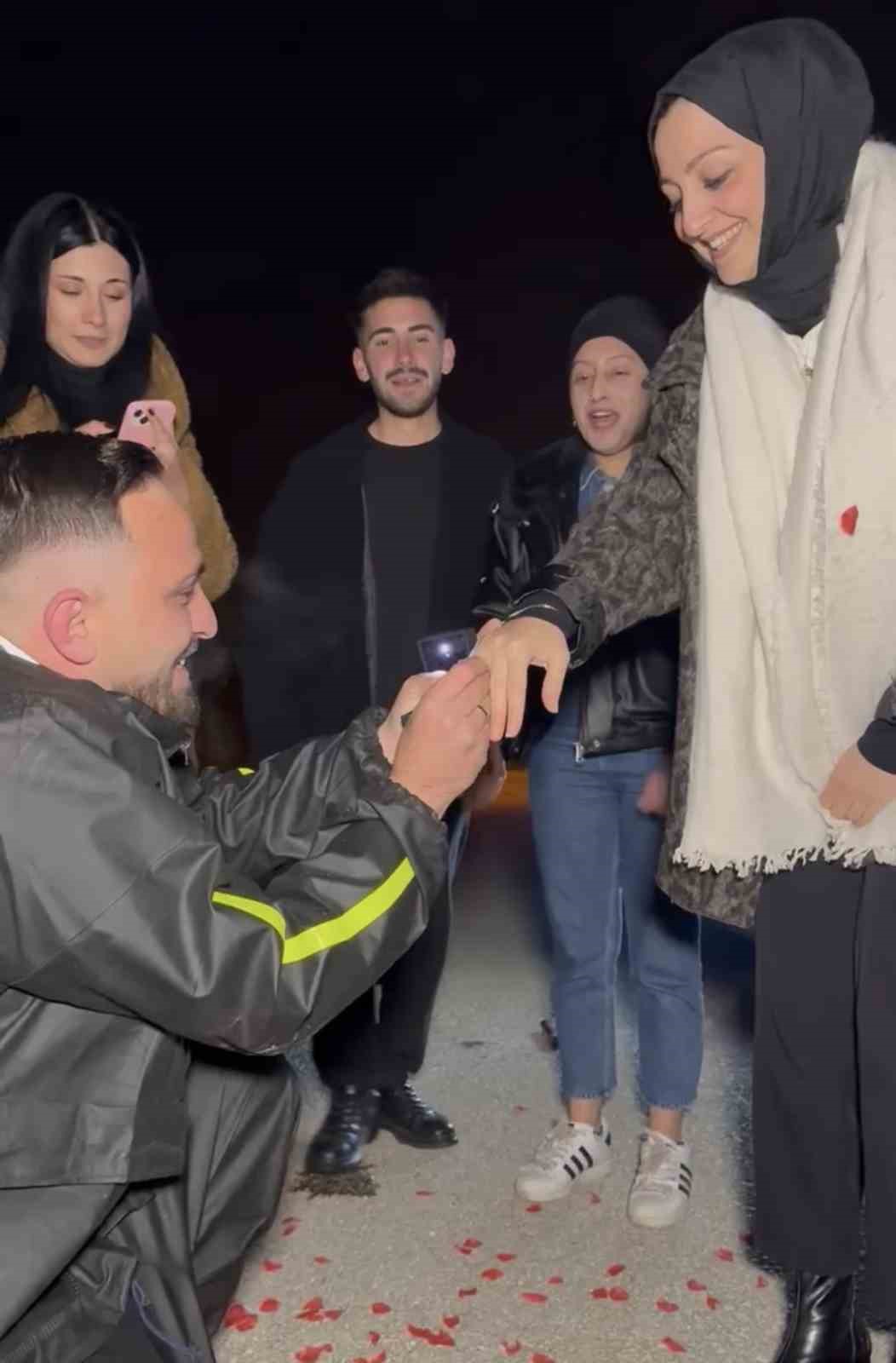 "Kaza yaptım" diye &ccedil;ağırdı, evlilik teklifi etti
