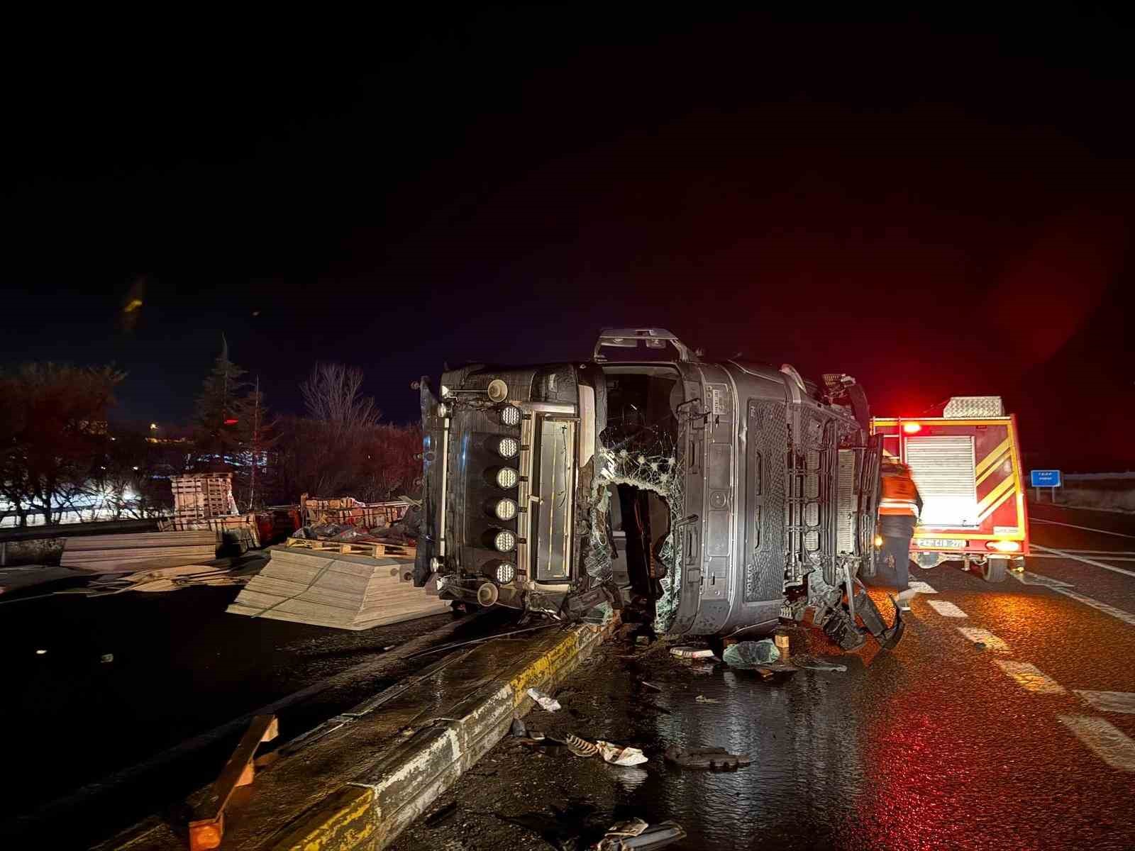Konya’da otomobil tır ile çarpıştı: 1 yaralı