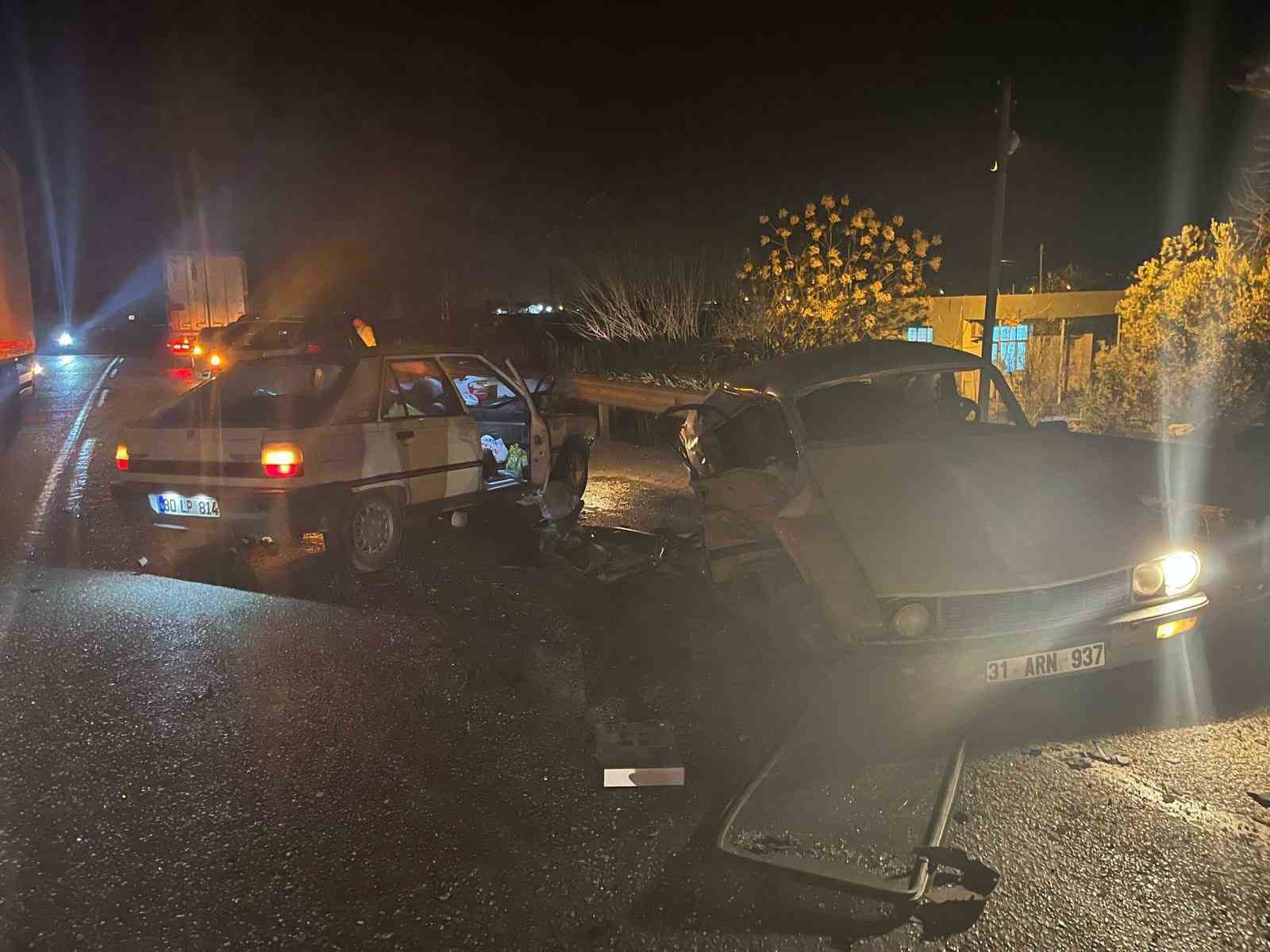 Otomobiller çarpıştı: 1 ölü, 2 yaralı