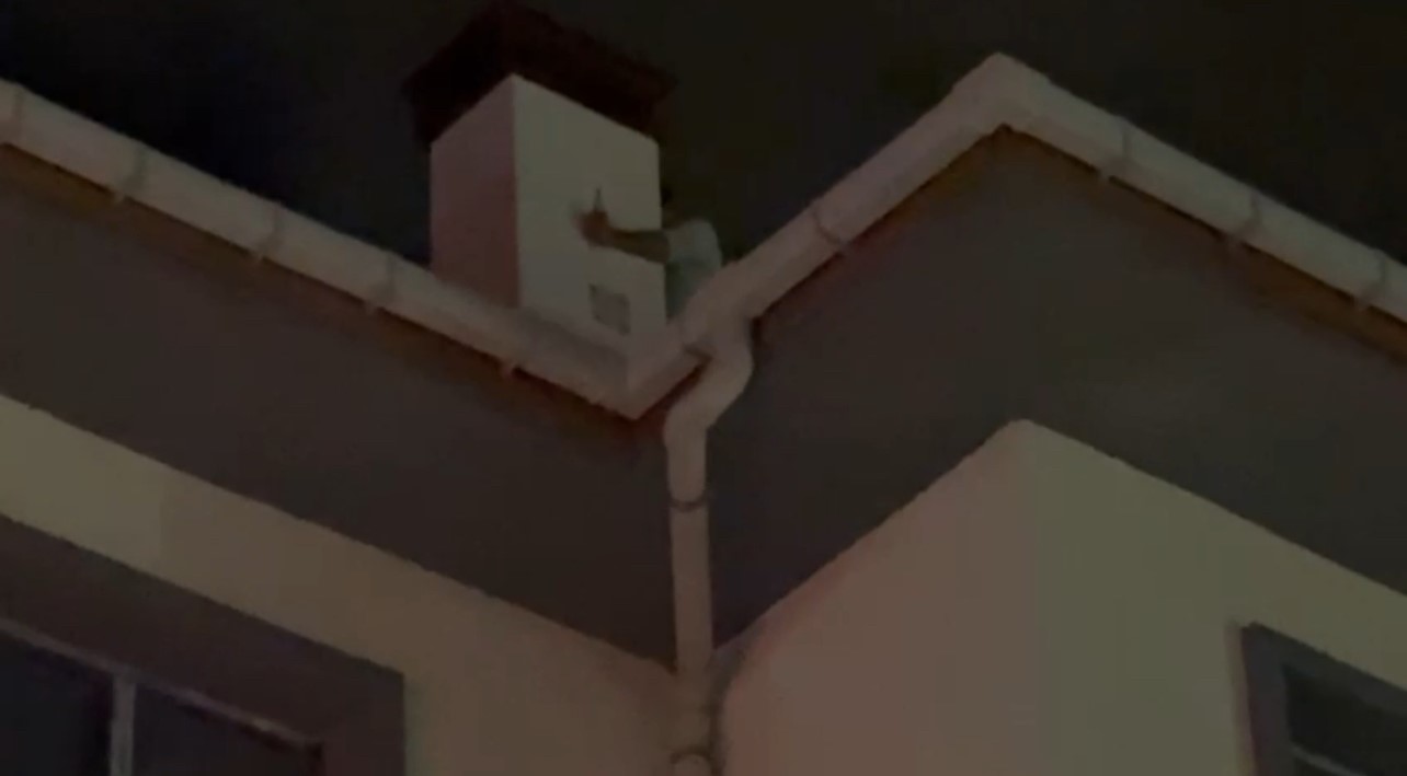 Babasıyla tartışıp, intihar için çatıya çıkan vatandaşı ekipler vazgeçirdi