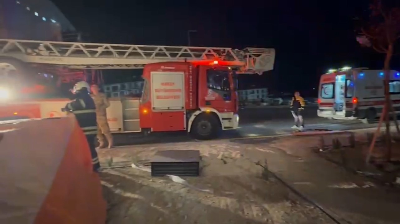 Babasıyla tartışıp, intihar i&ccedil;in &ccedil;atıya &ccedil;ıkan vatandaşı ekipler vazge&ccedil;irdi
