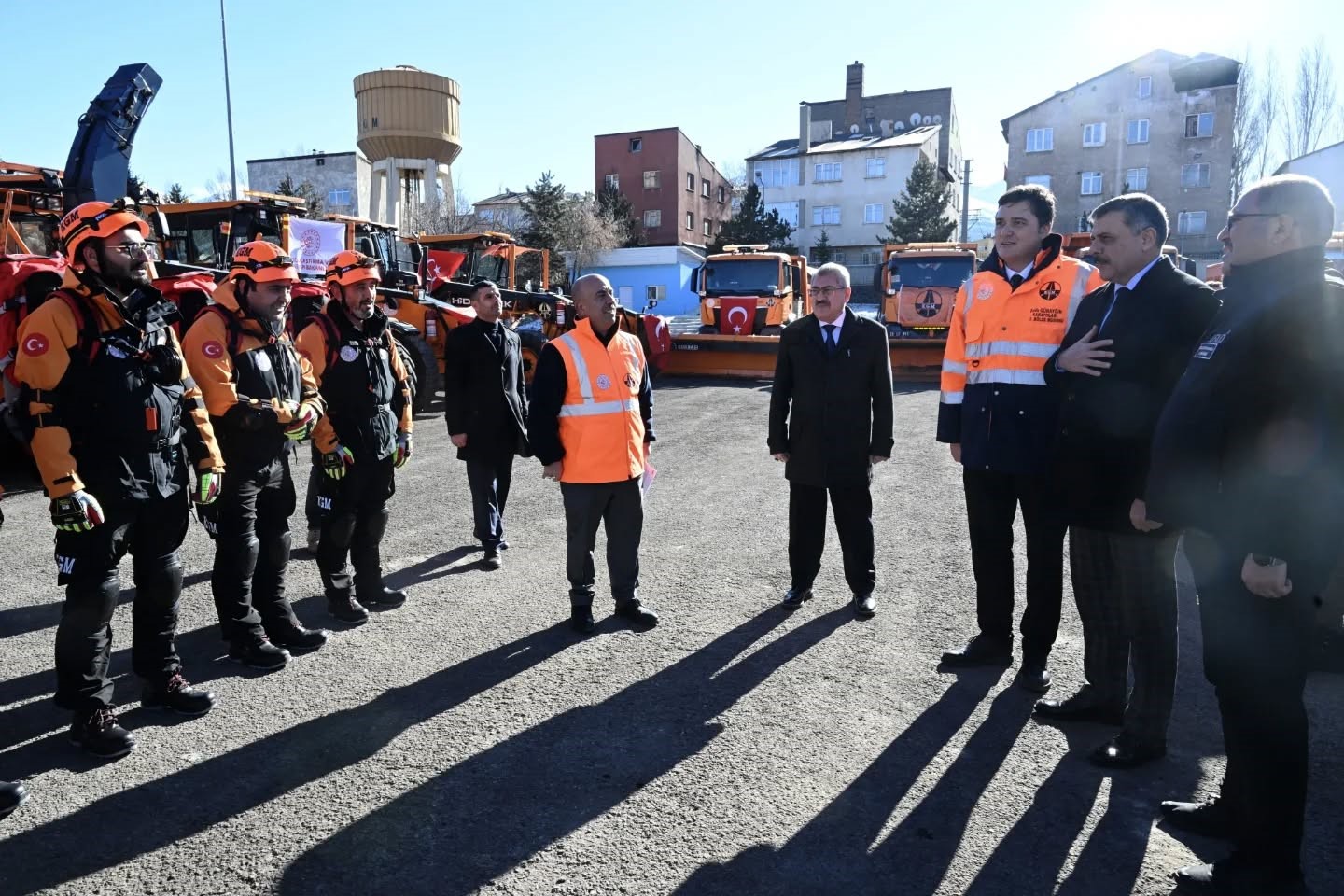 Karla ve buzla m&uuml;cadele dualarla başladı
