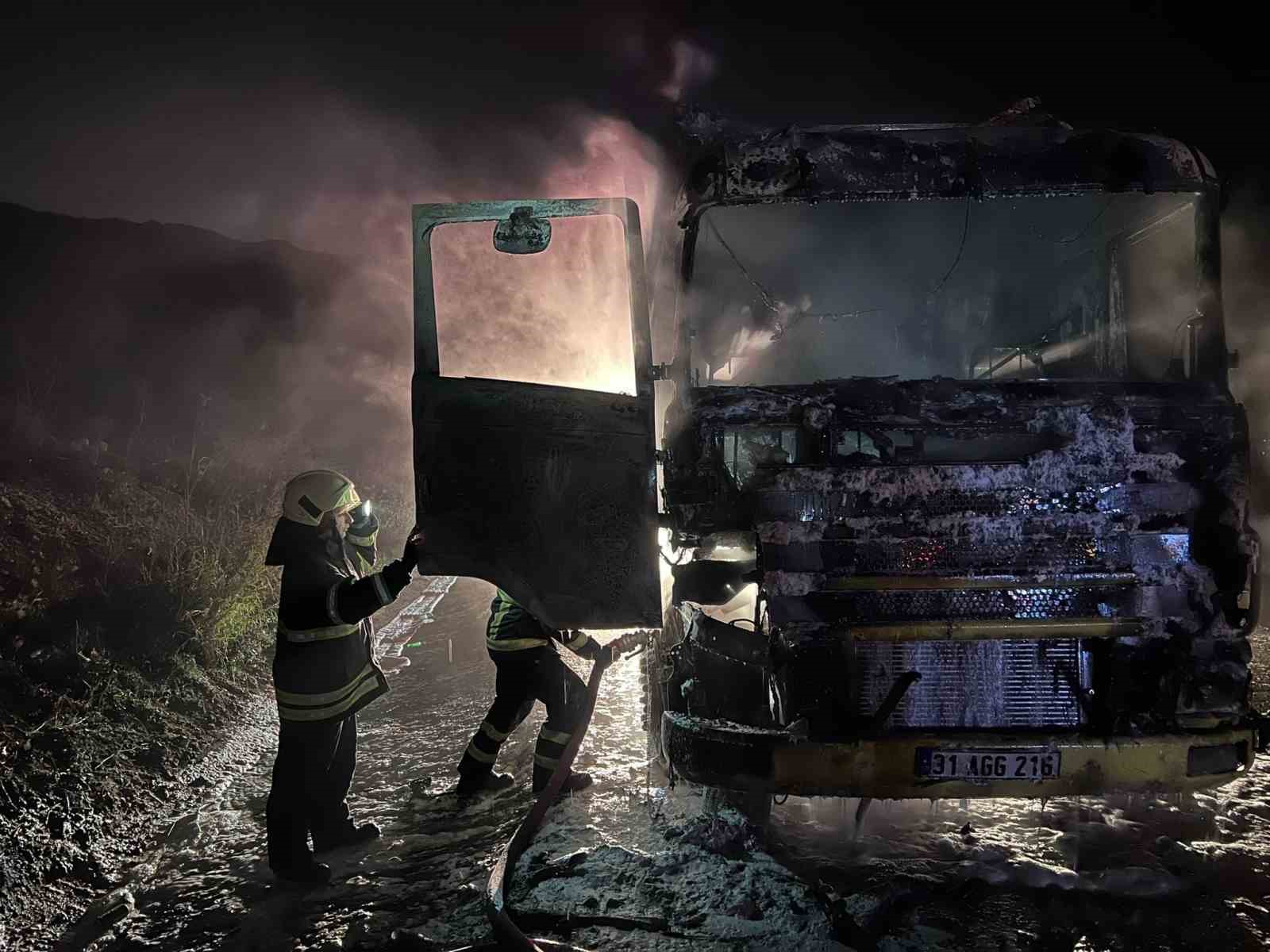 Hatay’da alevlere teslim olan tır kullanılamaz hale geldi