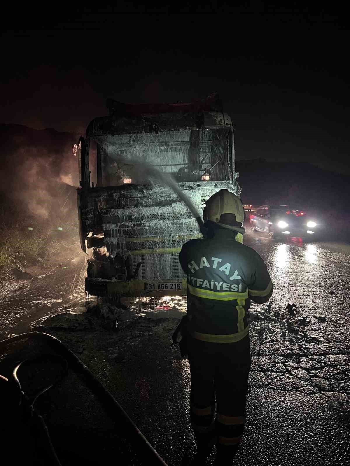 Hatay’da alevlere teslim olan tır kullanılamaz hale geldi