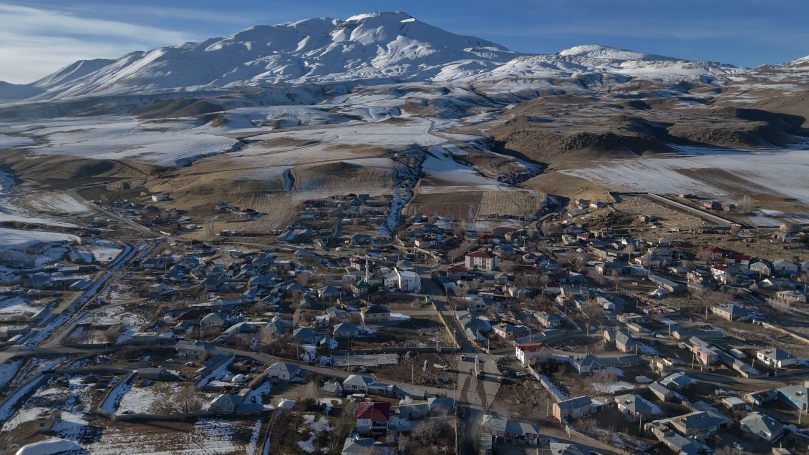 S&uuml;phan&rsquo;ın eteklerinde kartpostallık belde: Aydınlar
