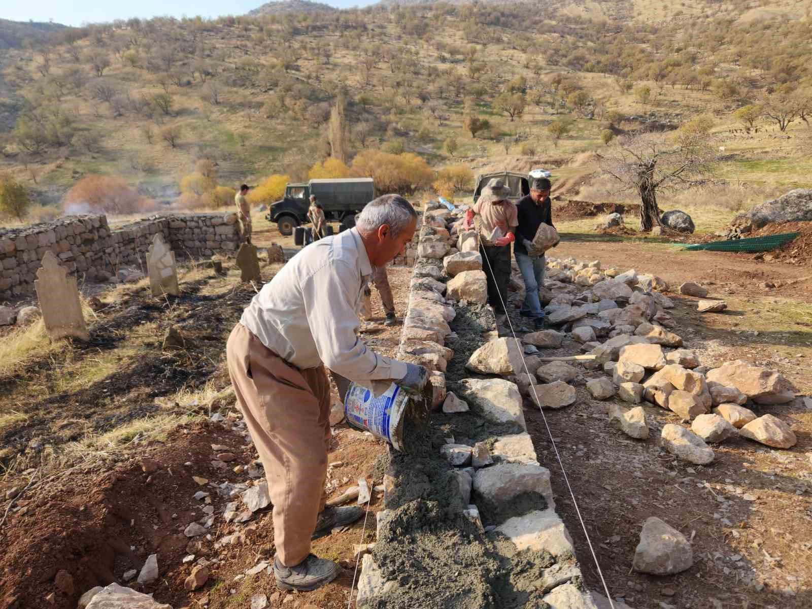 Derecik’te vefa örneği: Şehit mezarlıkları yeniden yapıldı