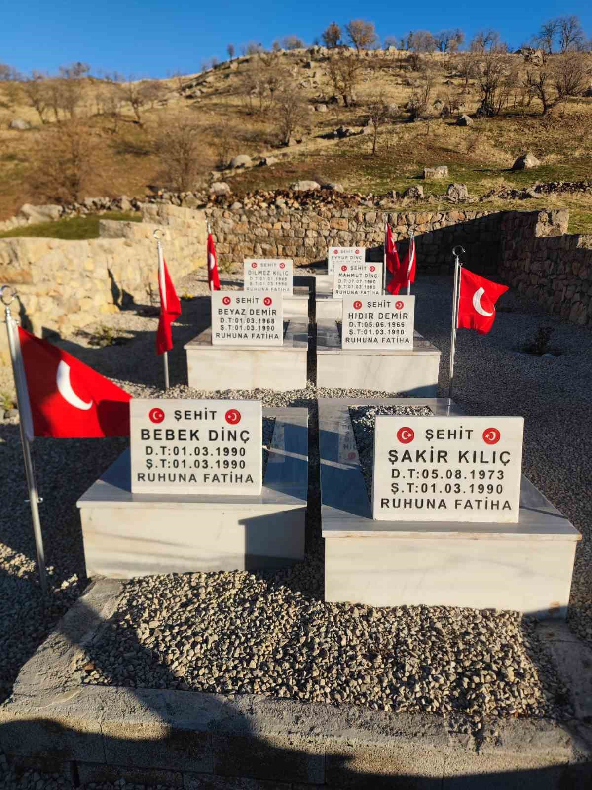 Derecik&rsquo;te vefa &ouml;rneği: Şehit mezarlıkları yeniden yapıldı
