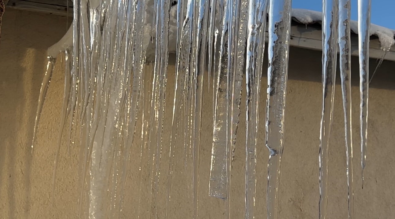 Yüksekova’da dondurucu soğuklar: Buz sarkıtları 3 metreyi aştı