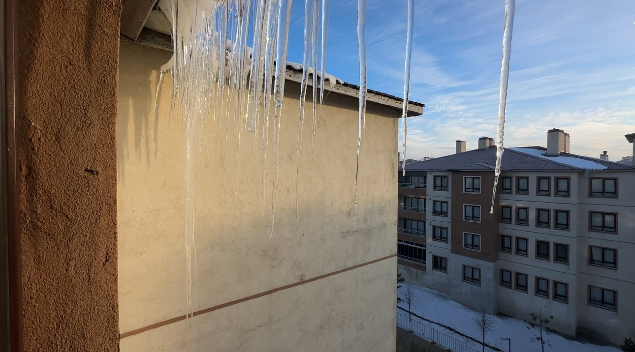 Y&uuml;ksekova&rsquo;da dondurucu soğuklar: Buz sarkıtları 3 metreyi aştı
