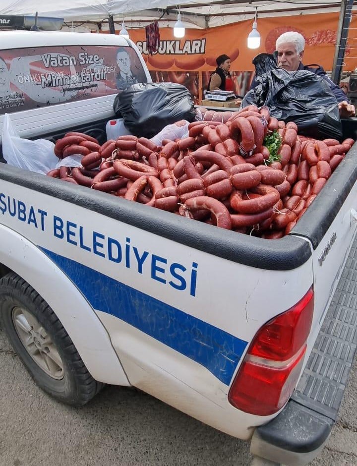 Tarihi ge&ccedil;miş 850 kilogram sucuk ele ge&ccedil;irildi
