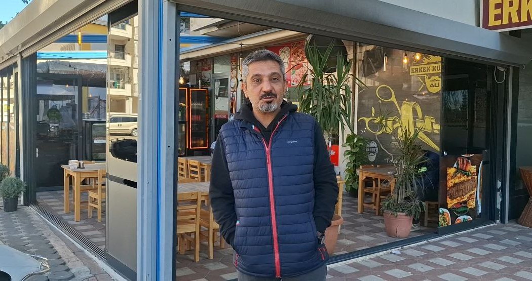 K&ouml;pekten ka&ccedil;an kedi 3 g&uuml;n ağa&ccedil;ta mahsur kaldı
