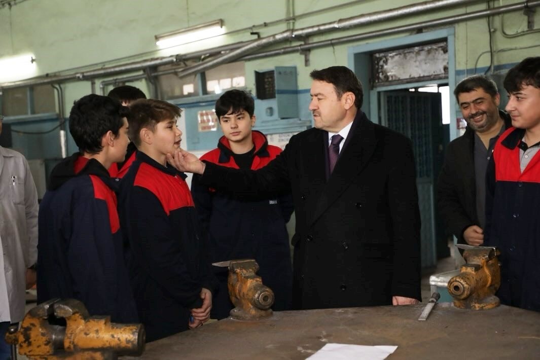 Vali Işın, "Mesleki eğitim &uuml;retim, istihdam ve kalkınma a&ccedil;ısından b&uuml;y&uuml;k &ouml;nem taşıyor"
