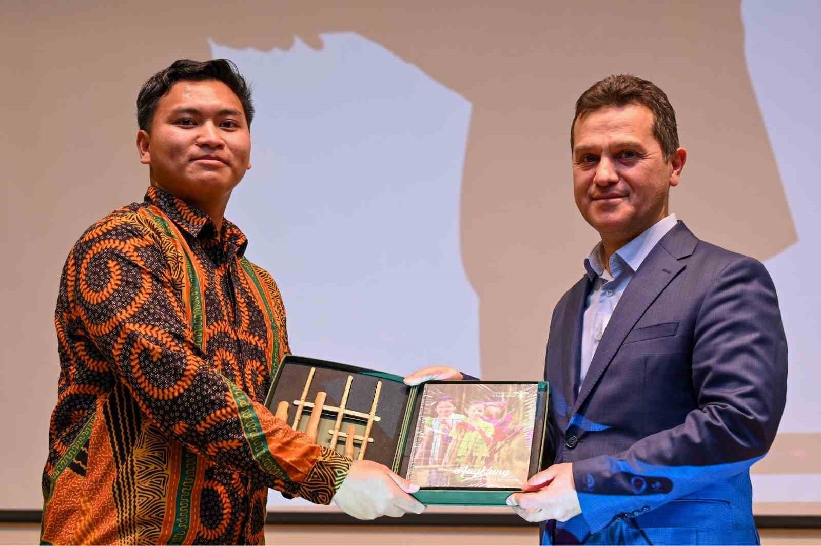 Endonezyalı &ouml;ğrenciler geleneklerini ve &uuml;lkesini tanıttı
