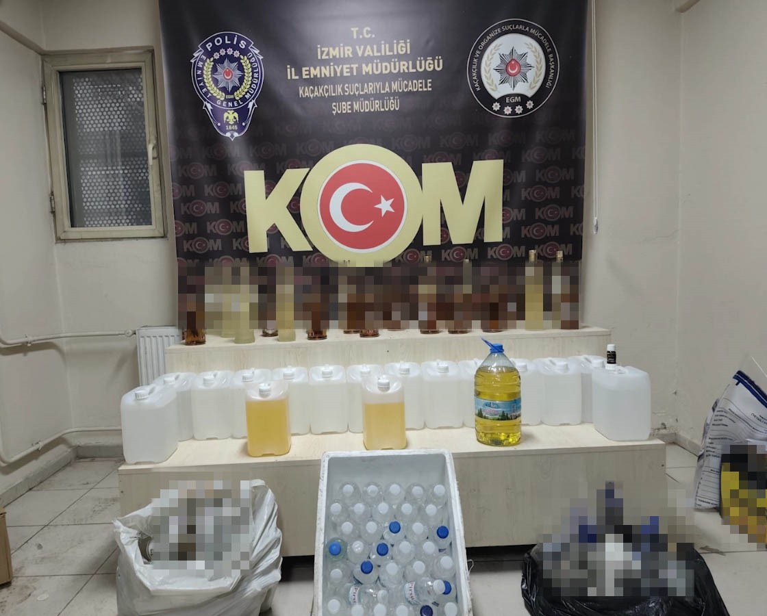 İzmir&rsquo;de ka&ccedil;ak&ccedil;ılık operasyonu: 3 tutuklama
