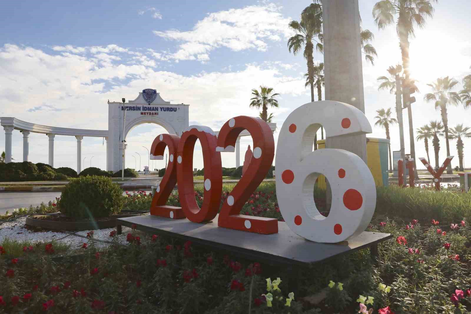 Geri dönüşümle hazırlanan yeni yıl süslemeleri Mersin’i renklendirdi