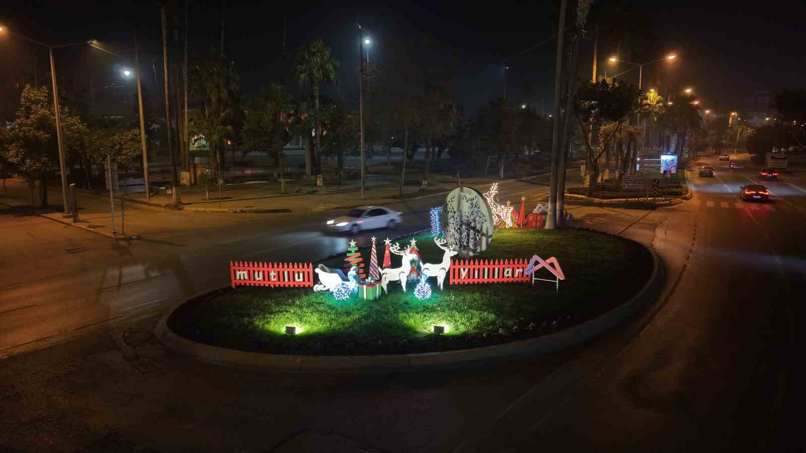 Geri d&ouml;n&uuml;ş&uuml;mle hazırlanan yeni yıl s&uuml;slemeleri Mersin&rsquo;i renklendirdi
