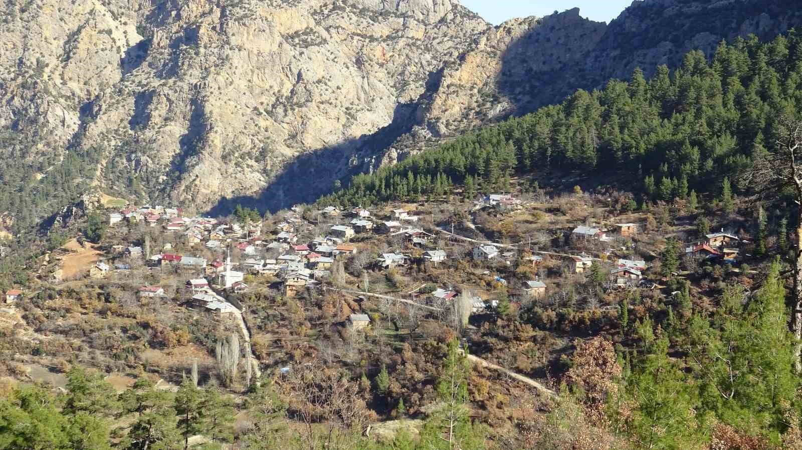 Bu köyde güneş ancak saat 12.30’da görülebiliyor
