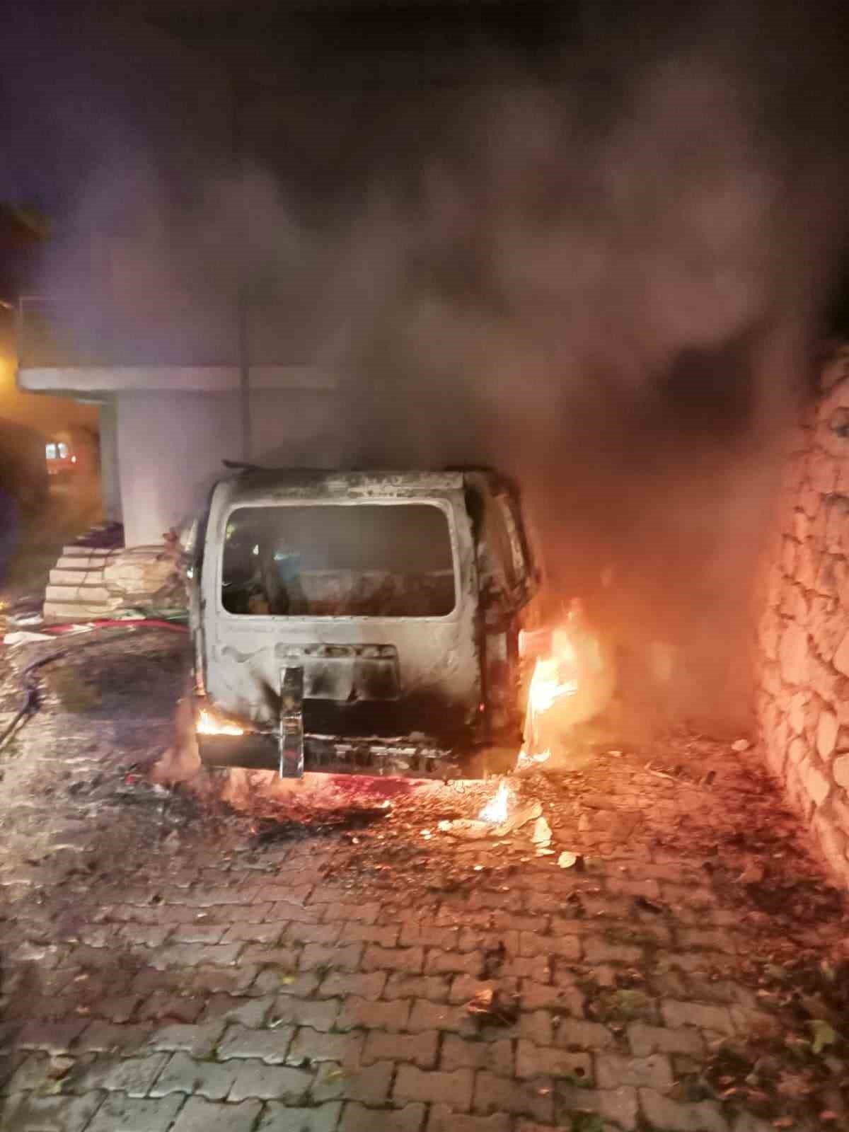 Burdur&rsquo;da evde &ccedil;ıkan yangın hafif ticari araca sı&ccedil;radı
