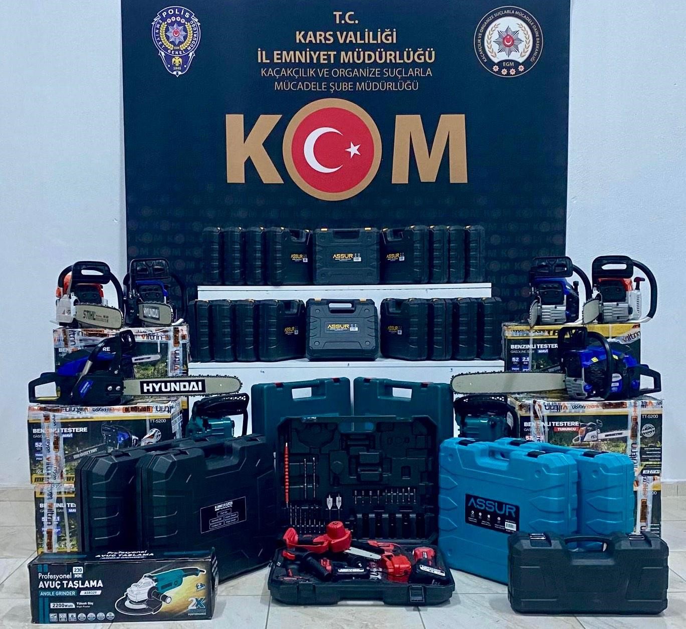 Kars’ta kaçakçılık operasyonu: Çok sayıda tütün ve elektronik malzeme ele geçirildi