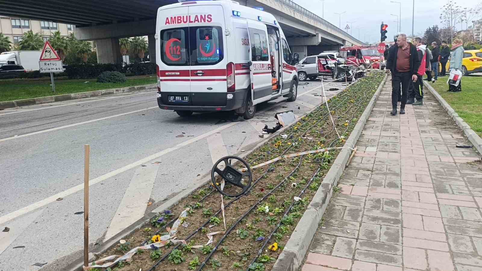 Ambulansa yol verme kazasında ortalık savaş alanına d&ouml;nd&uuml;, kaza anı g&uuml;venlik kamerasına yansıdı
