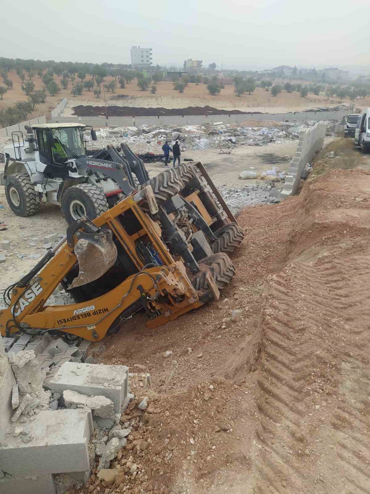 &Ccedil;alışma sırasında yol &ccedil;&ouml;kt&uuml;, devrilen kep&ccedil;enin operat&ouml;r&uuml; yaralandı
