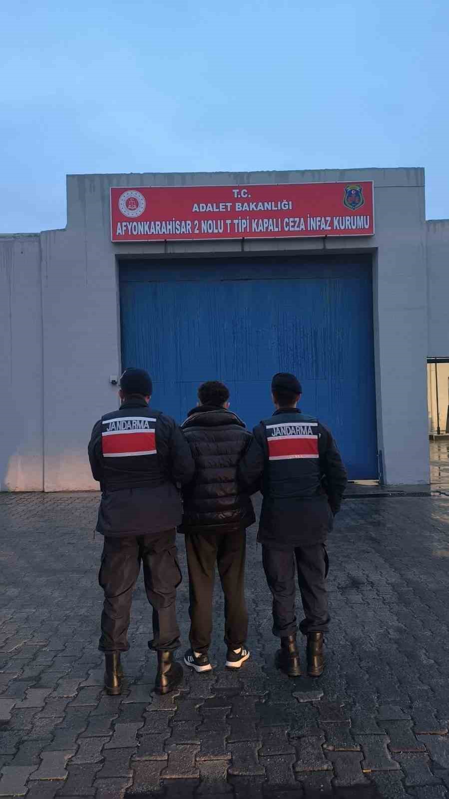 Uyuşturu ve ruhsatsız tabancalarla yakalanan şahıs tutuklandı
