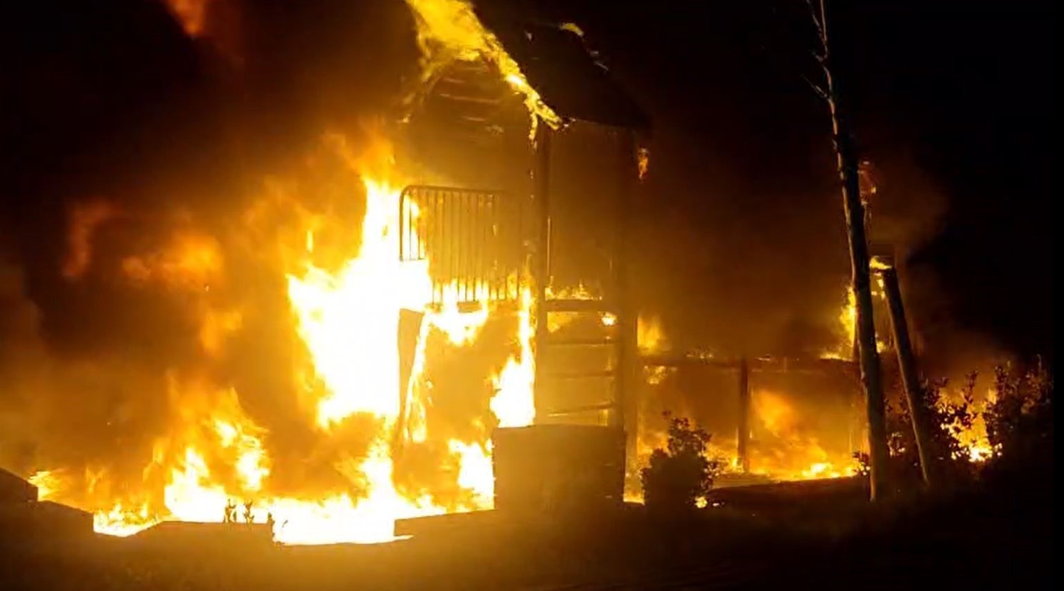 Üşümemek için ateş yaktılar, çocuk parkını küle çevirdiler