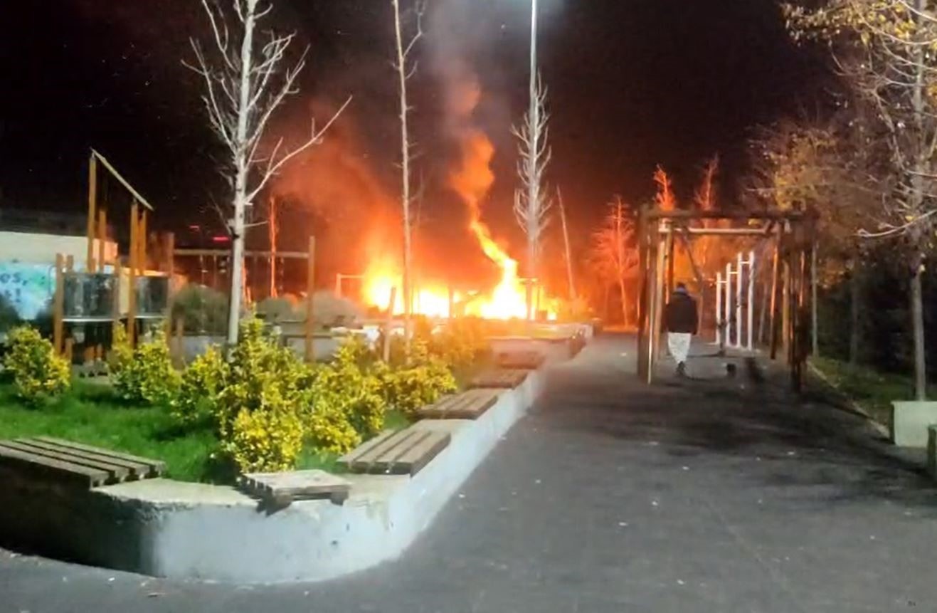 &Uuml;ş&uuml;memek i&ccedil;in ateş yaktılar, &ccedil;ocuk parkını k&uuml;le &ccedil;evirdiler
