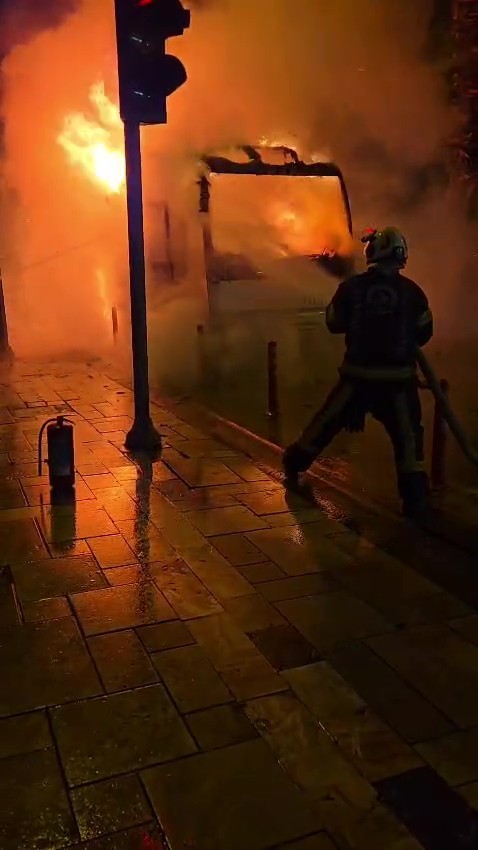 Servis şof&ouml;r&uuml;n&uuml;n dikkati faciayı &ouml;nledi, iş&ccedil;iler saniyelerle yanmaktan kurtuldu
