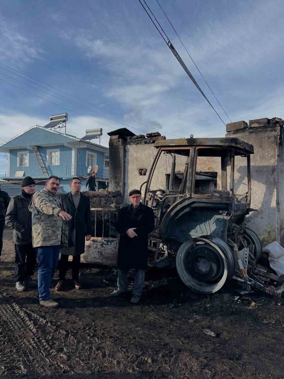 Ardahan&rsquo;da korkutan yangın: Trakt&ouml;r, ot balyaları ve 10 ton tahıl k&uuml;le d&ouml;nd&uuml;
