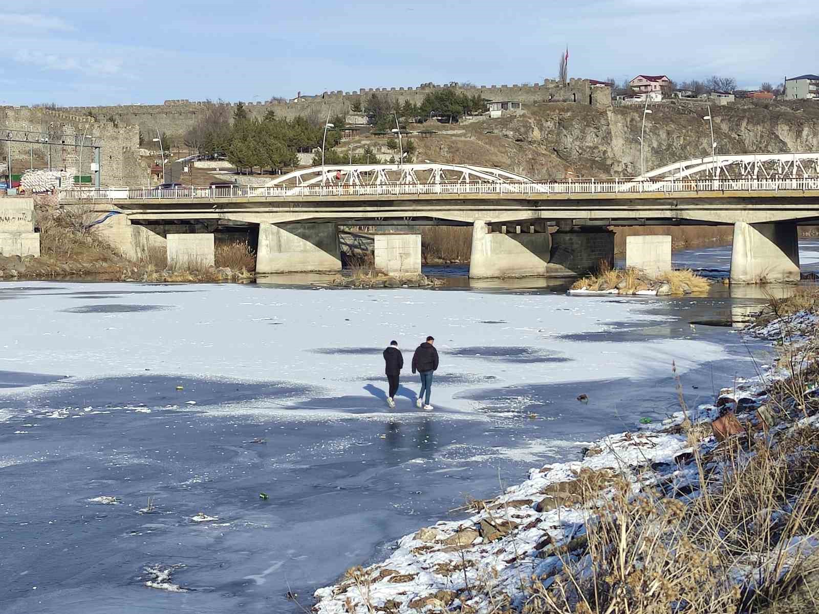 Y&uuml;zeyi tamamen donan nehir &uuml;zerinde y&uuml;r&uuml;y&uuml;ş heyecanı
