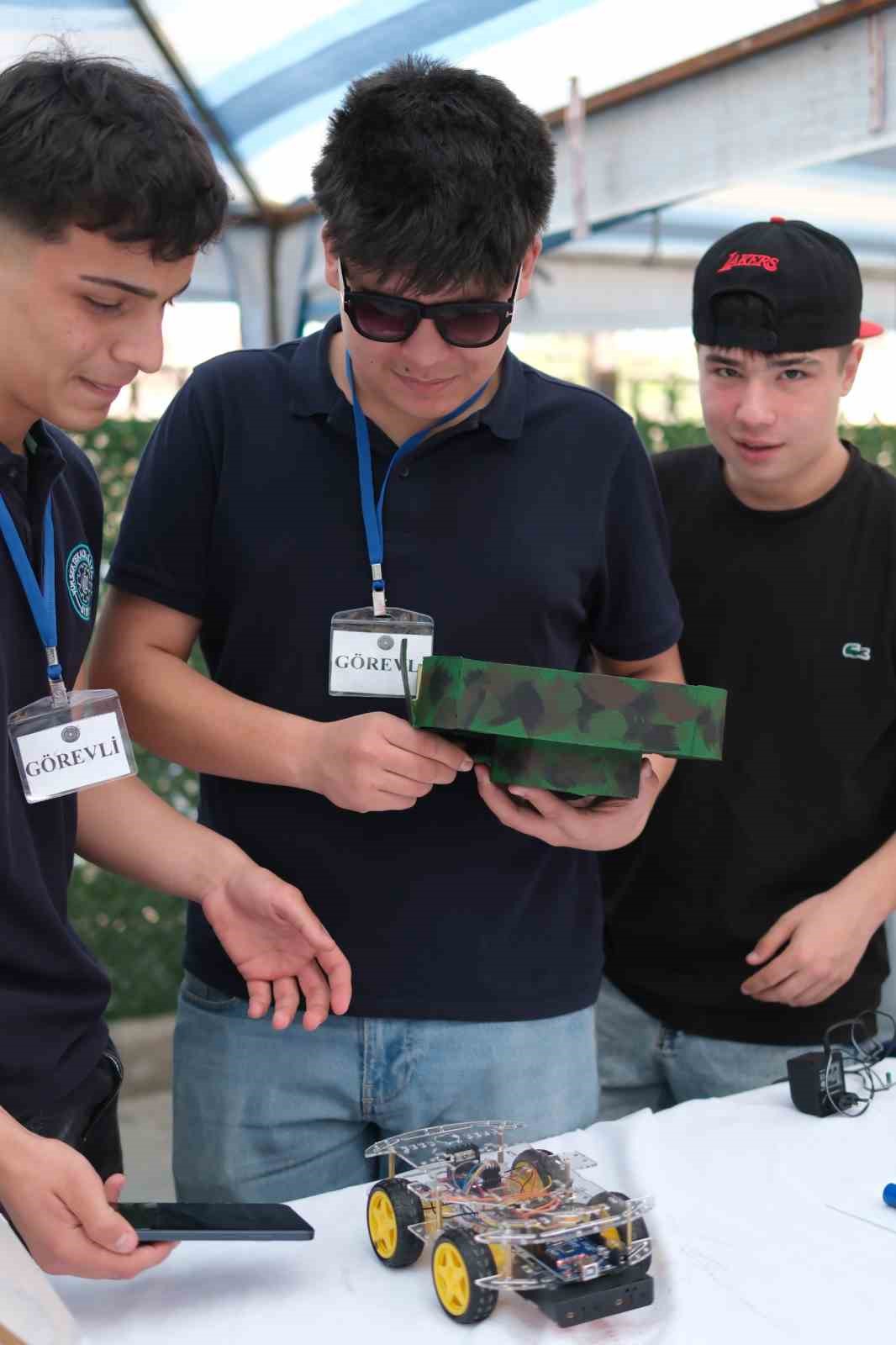 Aydın &Ouml;zel Y&uuml;ksek Teknoloji Koleji ezber bozuyor: T&Uuml;BİTAK&rsquo;ta 45 proje ile zirveye yerleşti
