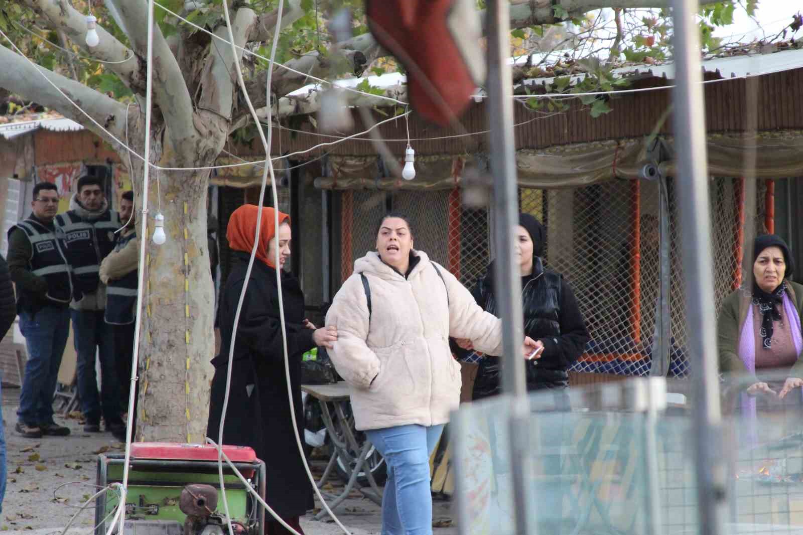 Adana&rsquo;da gergin yıkım: D&uuml;kkanlar yakıldı, bir kişi kendine zarar verdi
