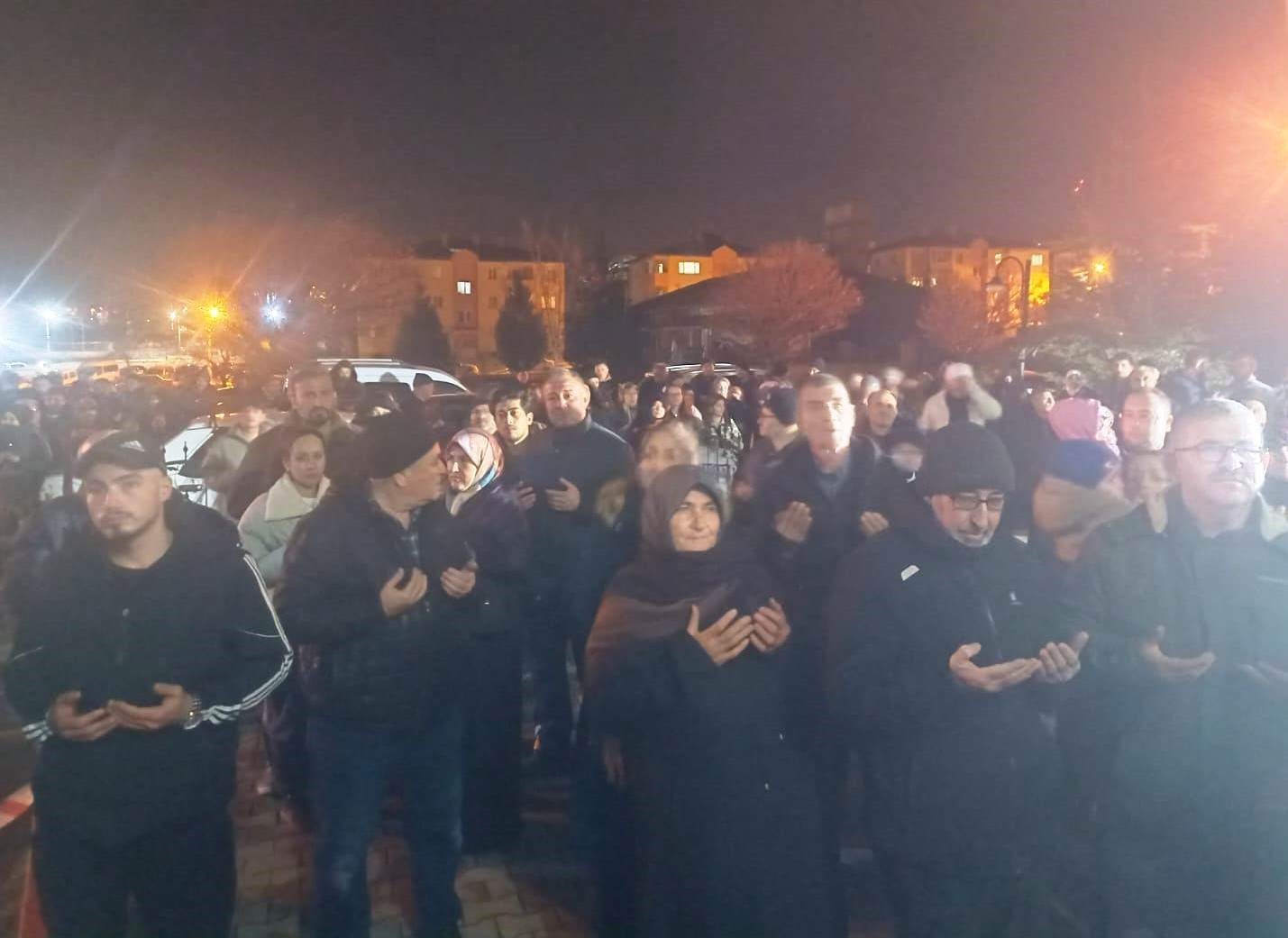 Emet ve Hisarcık&rsquo;tan 33 kişilik umre kafilesi dualarla uğurlandı
