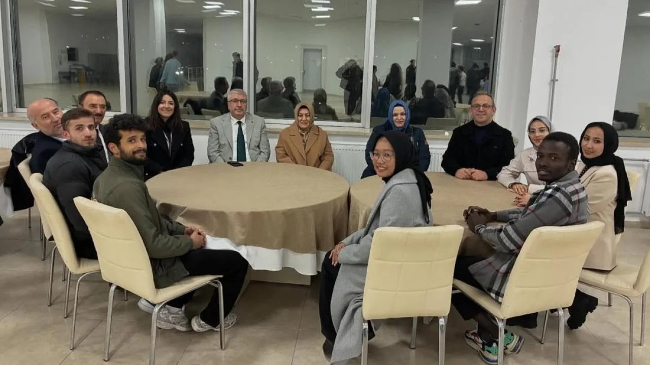 Uluslararası &ouml;ğrenciler g&ouml;n&uuml;ll&uuml; rehberleriyle buluştu
