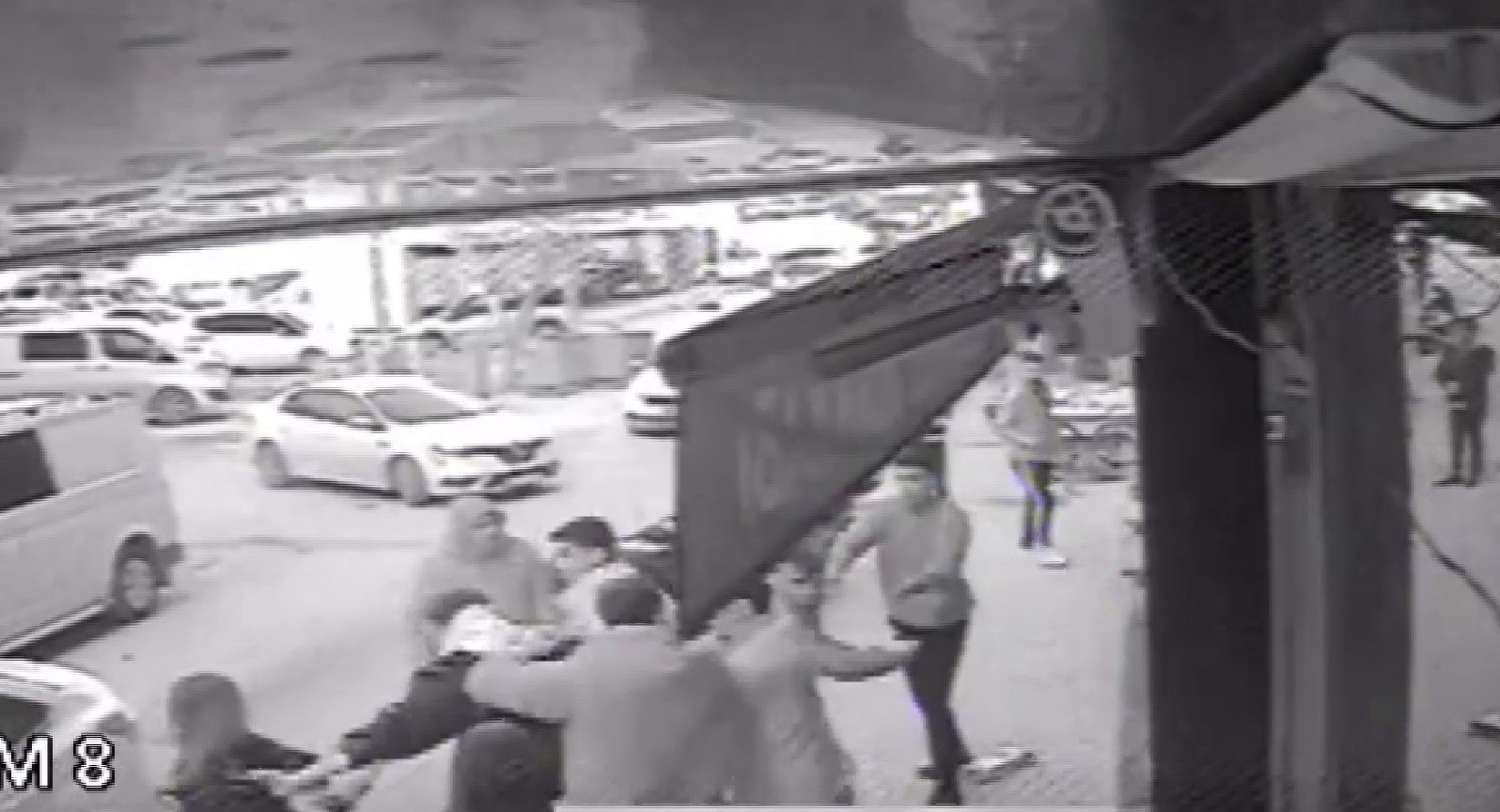 Gen&ccedil; kızlara el-kol hareketi yumruklu kavgayla sona erdi
