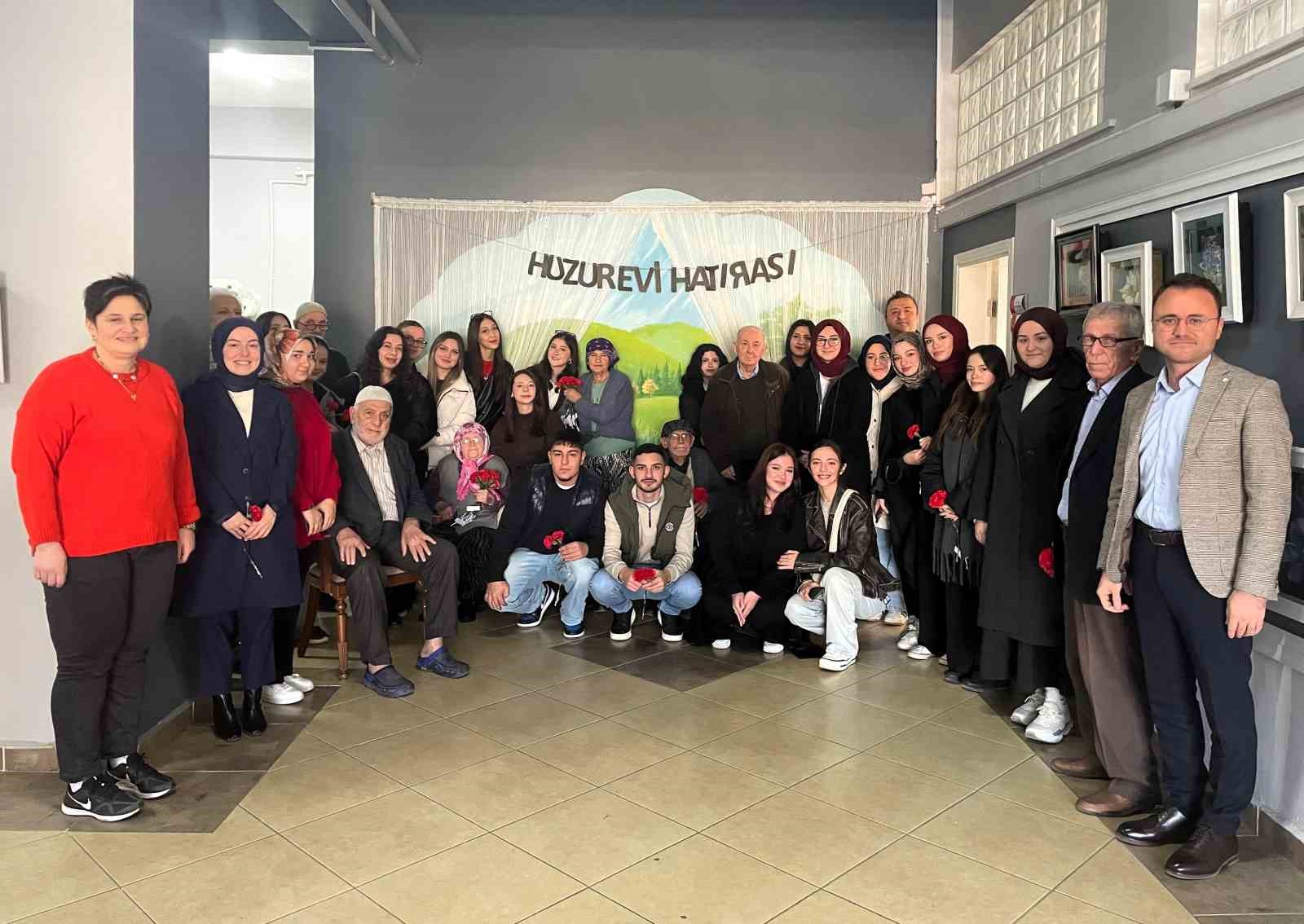 &Uuml;niversiteli gen&ccedil;lerden huzurevi ziyareti
