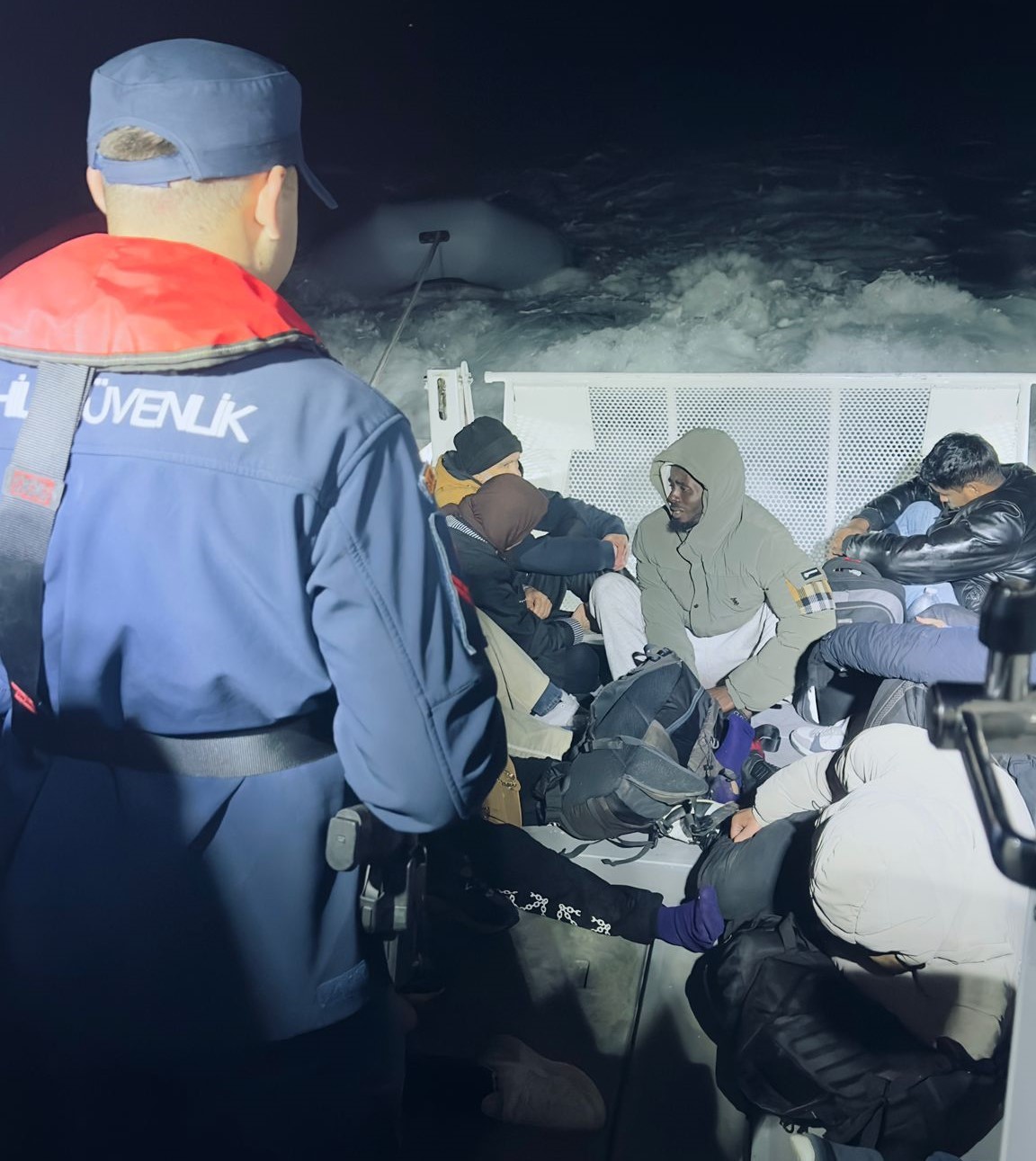 İzmir a&ccedil;ıklarında g&ouml;&ccedil;men mesaisi: 44 yakalama, 18 kurtarma
