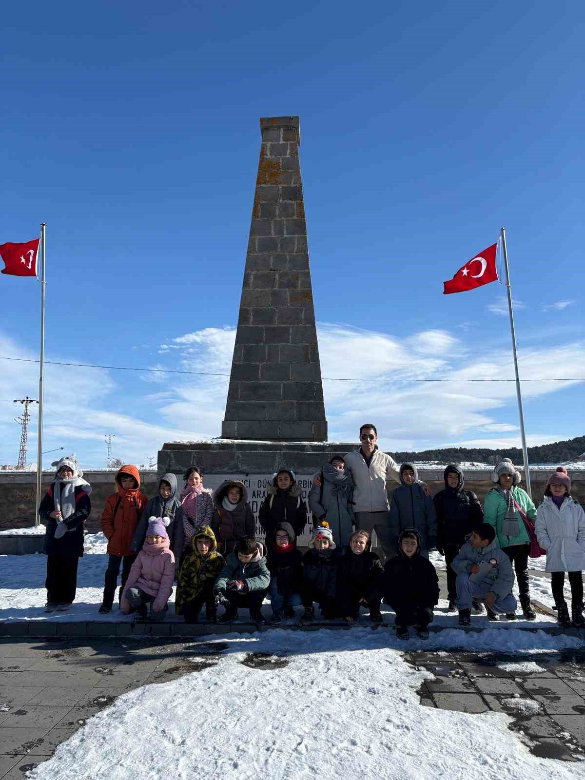 Baş&ouml;ğretmen İlkokulu &Ouml;ğrencileri Sarıkamış Şehitlerini unutmadı
