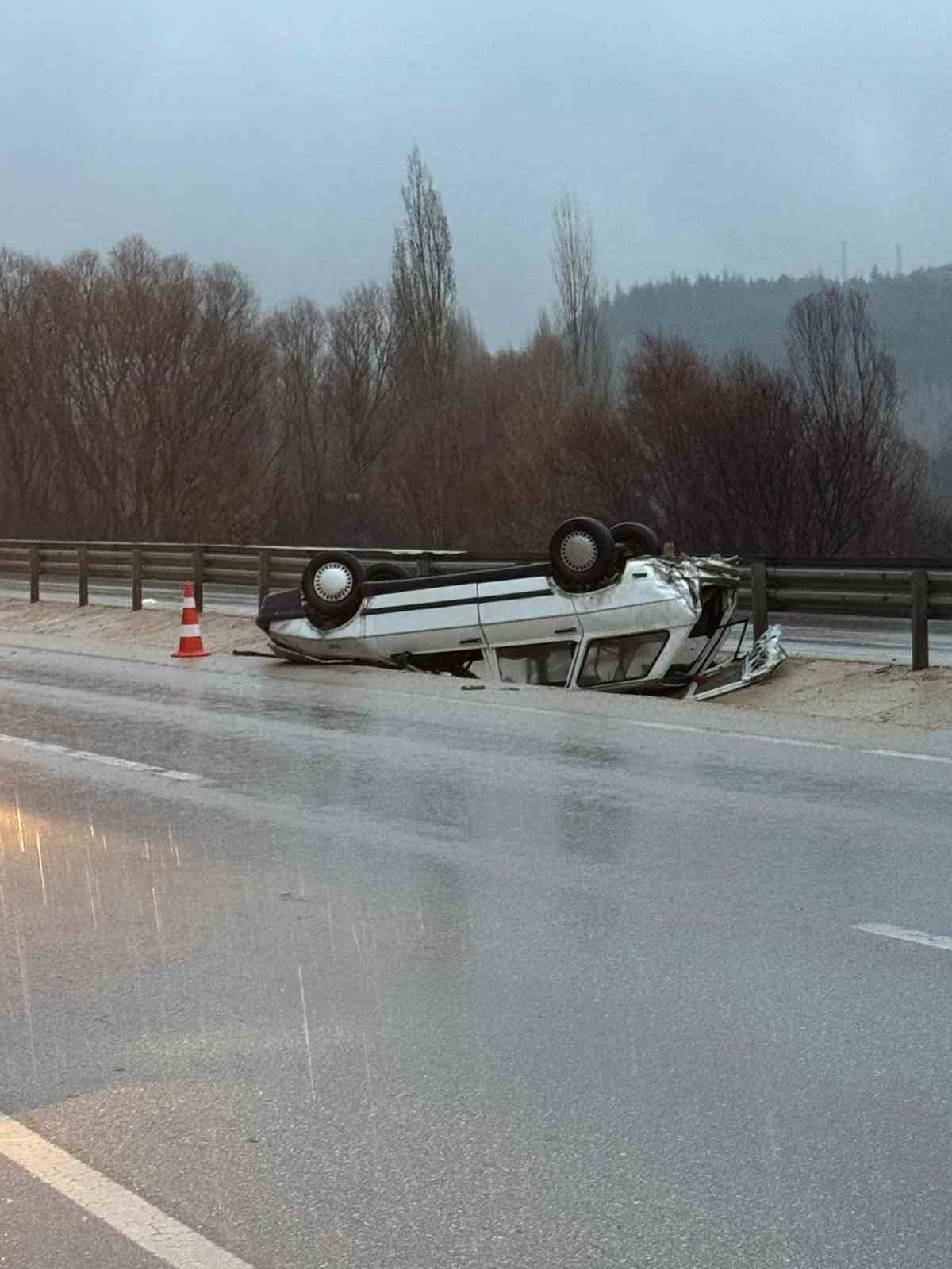 Ref&uuml;je devrilen otomobil s&uuml;r&uuml;c&uuml;s&uuml; yaralandı

