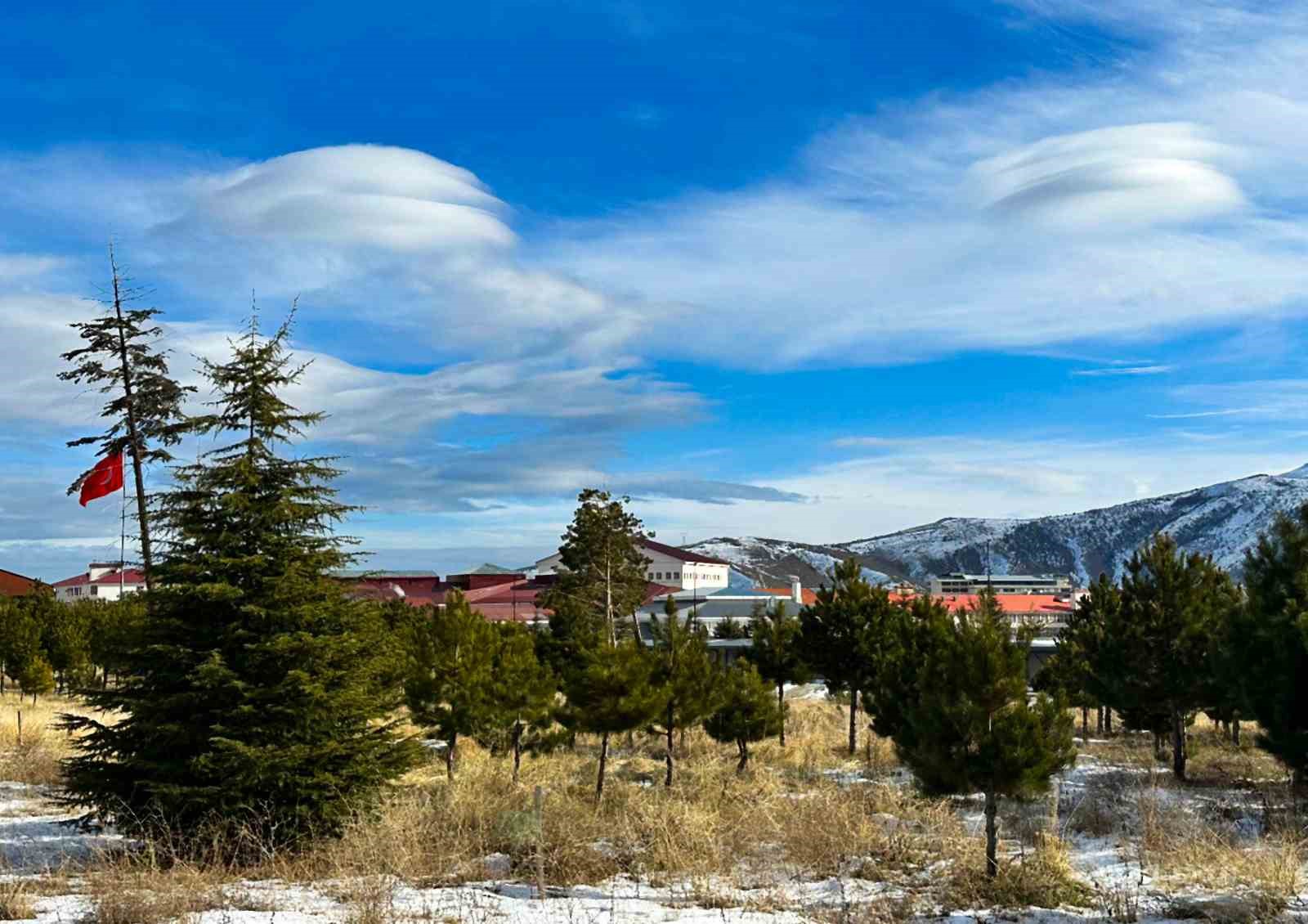 Bitlis semalarında lentik&uuml;ler bulut g&ouml;r&uuml;nt&uuml;lendi
