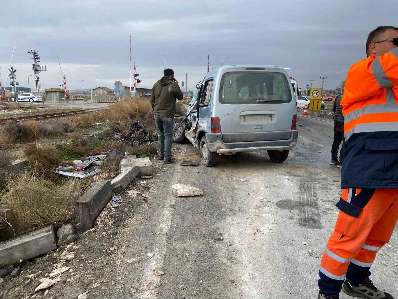 Tır ile hafif ticari aracın &ccedil;arpıştığı kazada yaşlı adam hayatını kaybetti
