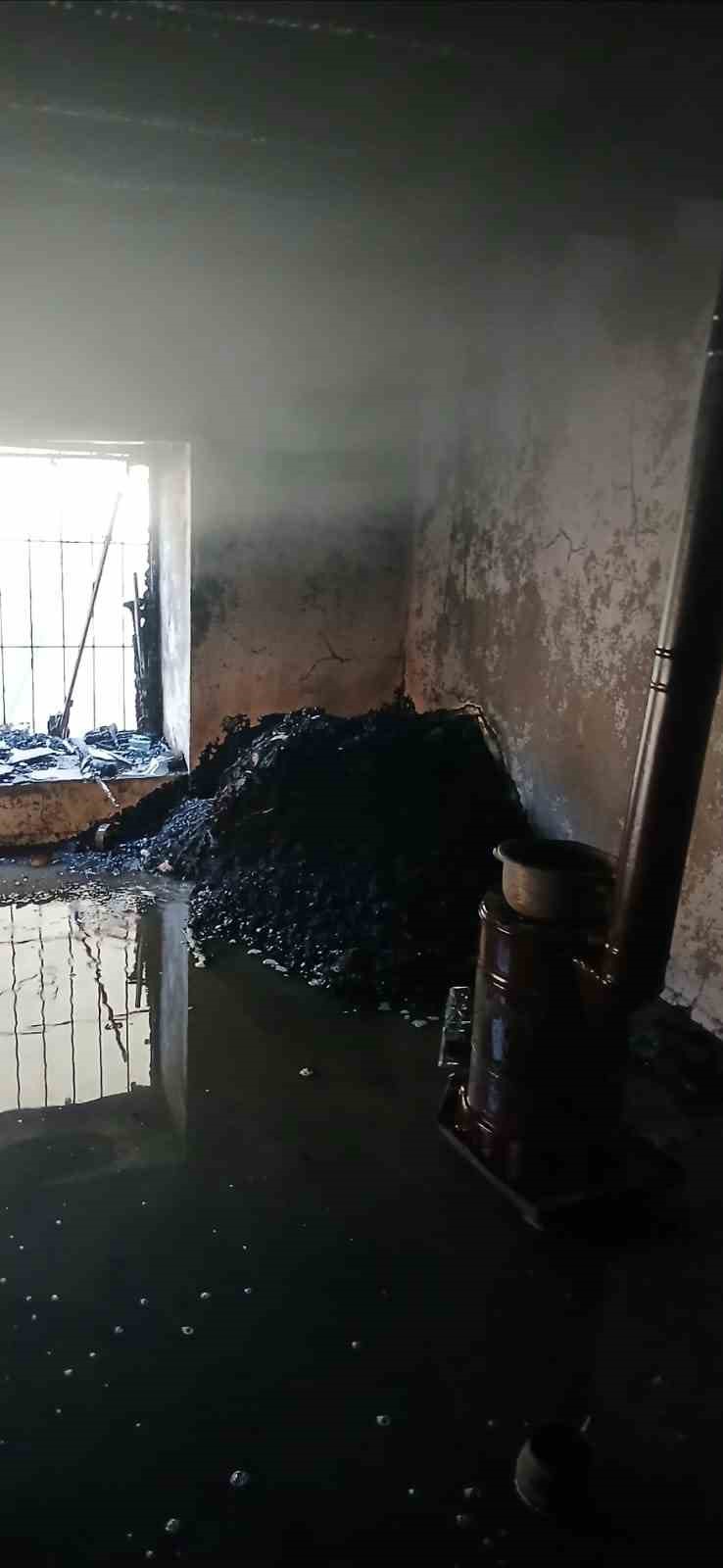 Batman’da sobadan çıkan kıvılcımlar evi küle çevirdi