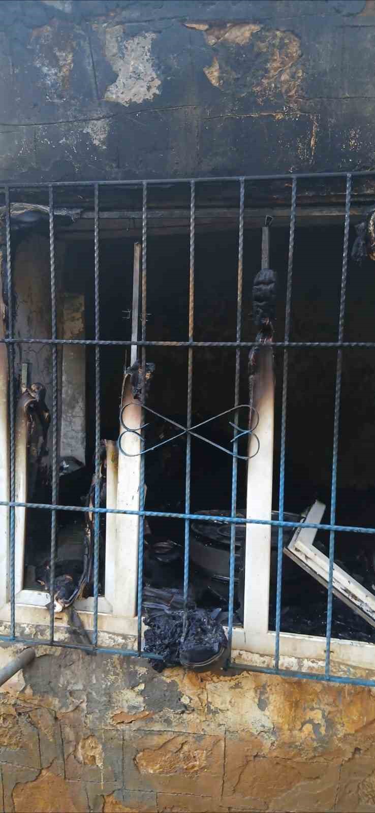 Batman’da sobadan çıkan kıvılcımlar evi küle çevirdi
